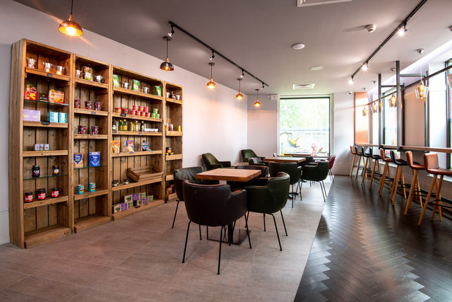find a co-working space in Roomzzz Stratford, London